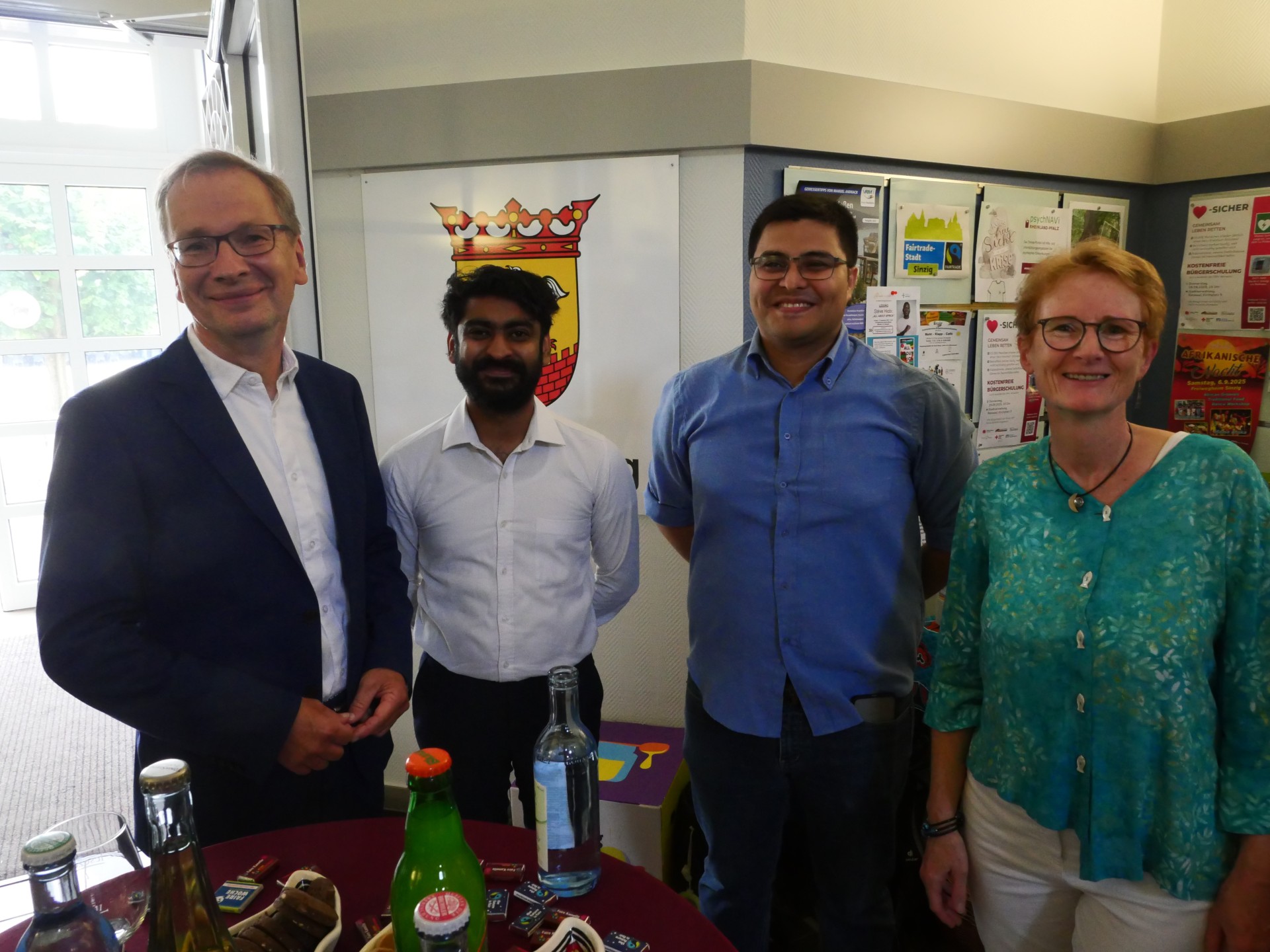 Ausstellung 10 Jahre Fairtrade-Stadt Sinzig Das Foto zeigt Bürgermeister Andreas Geron, Shifaz Ameer und Cristobal Lopez von SLYCAN Trust und Renate Adams vom Förderverein Fairer Handel Sinzig e.V. (v.l.)