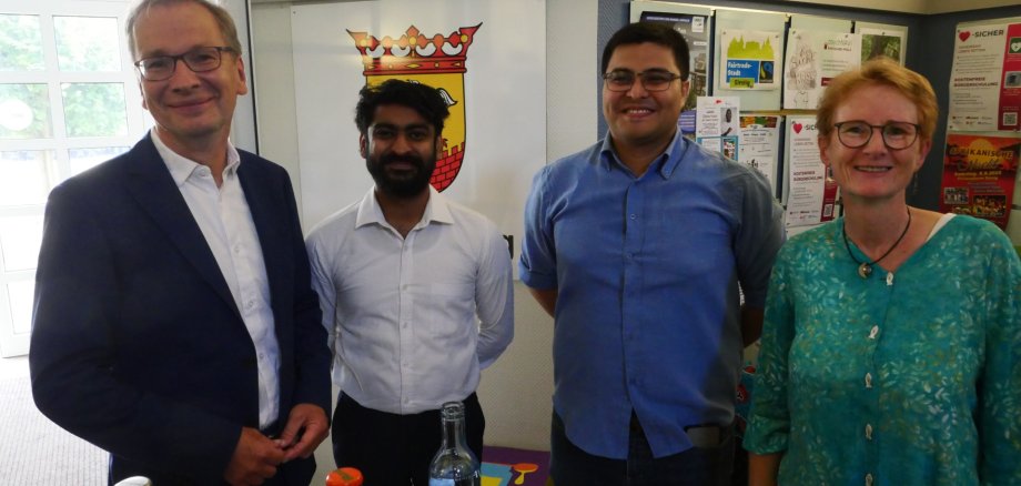 Das Foto zeigt Bürgermeister Andreas Geron, Shifaz Ameer und Cristobal Lopez von SLYCAN Trust und Renate Adams vom Förderverein Fairer Handel Sinzig e.V. (v.l.)