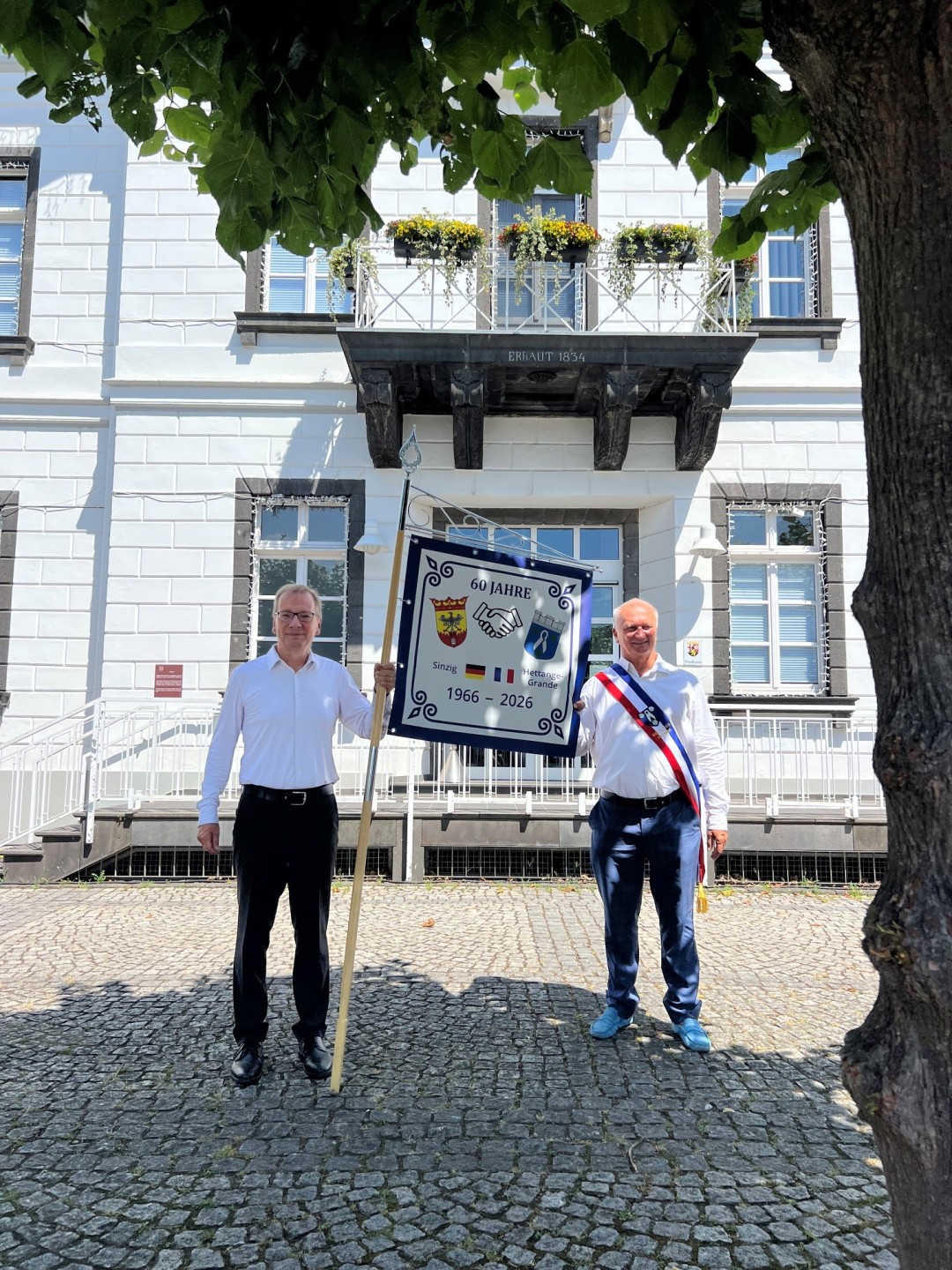 Das Foto zeigt die beiden Bürgermeister der Städte Sinzig und Hettange-Grande.