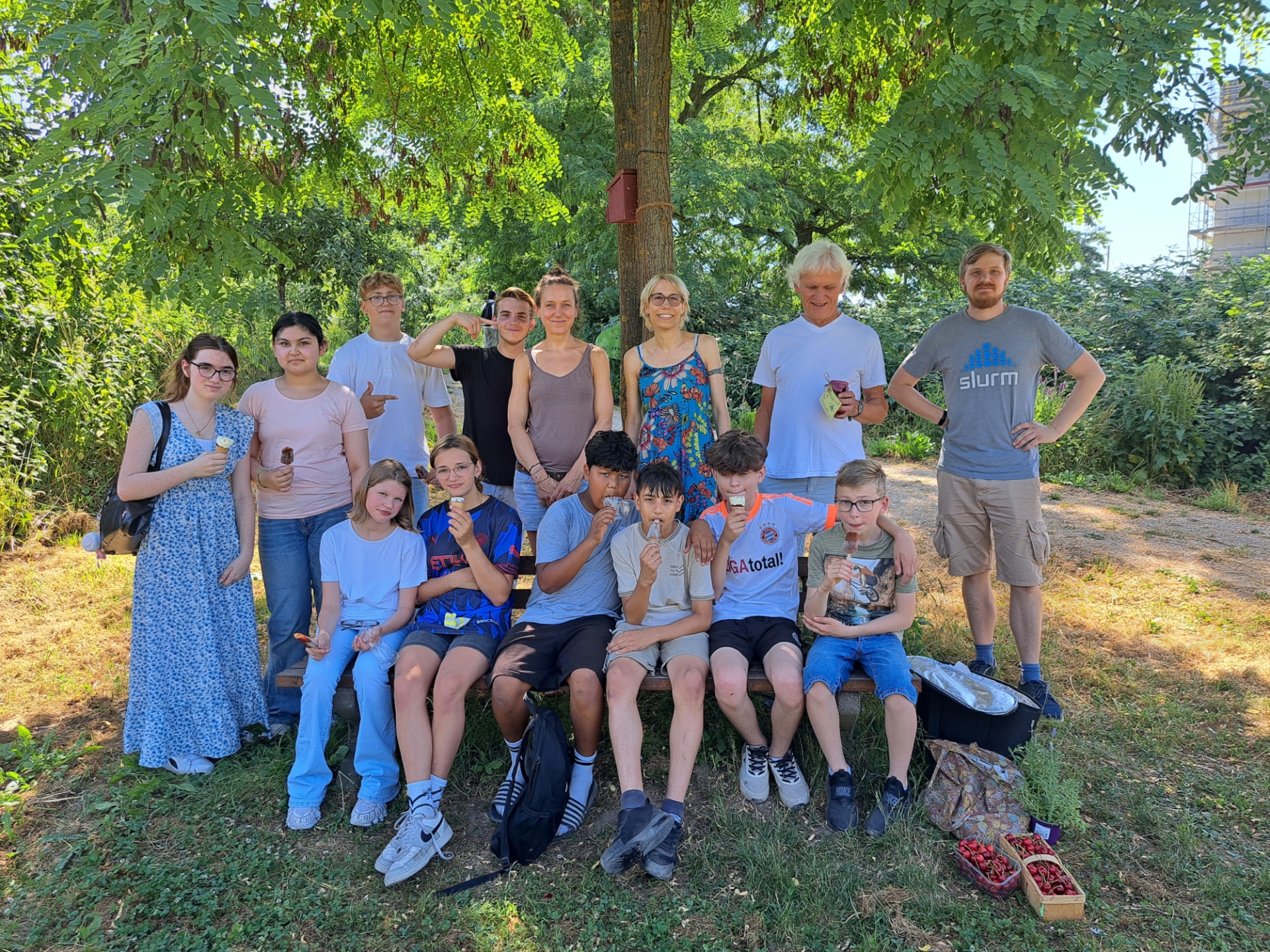 Das Foto zeigt die Schülerinnen und Schüler der Garten-AG beim letzten Treffen. 