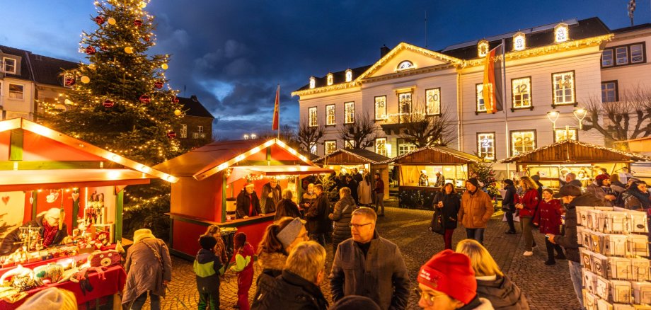 Adventsmarkt in Sinzig 2025 Das Foto zeigt den Adventsmarkt mit Hüttendorf auf dem Kirchplatz und Mittelaltermarkt rund um St. Peter.