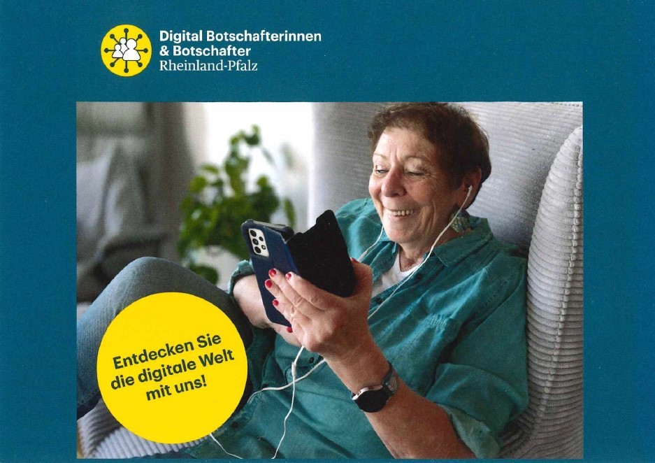 Das Foto zeigt eine ältere Dame mit Handy.