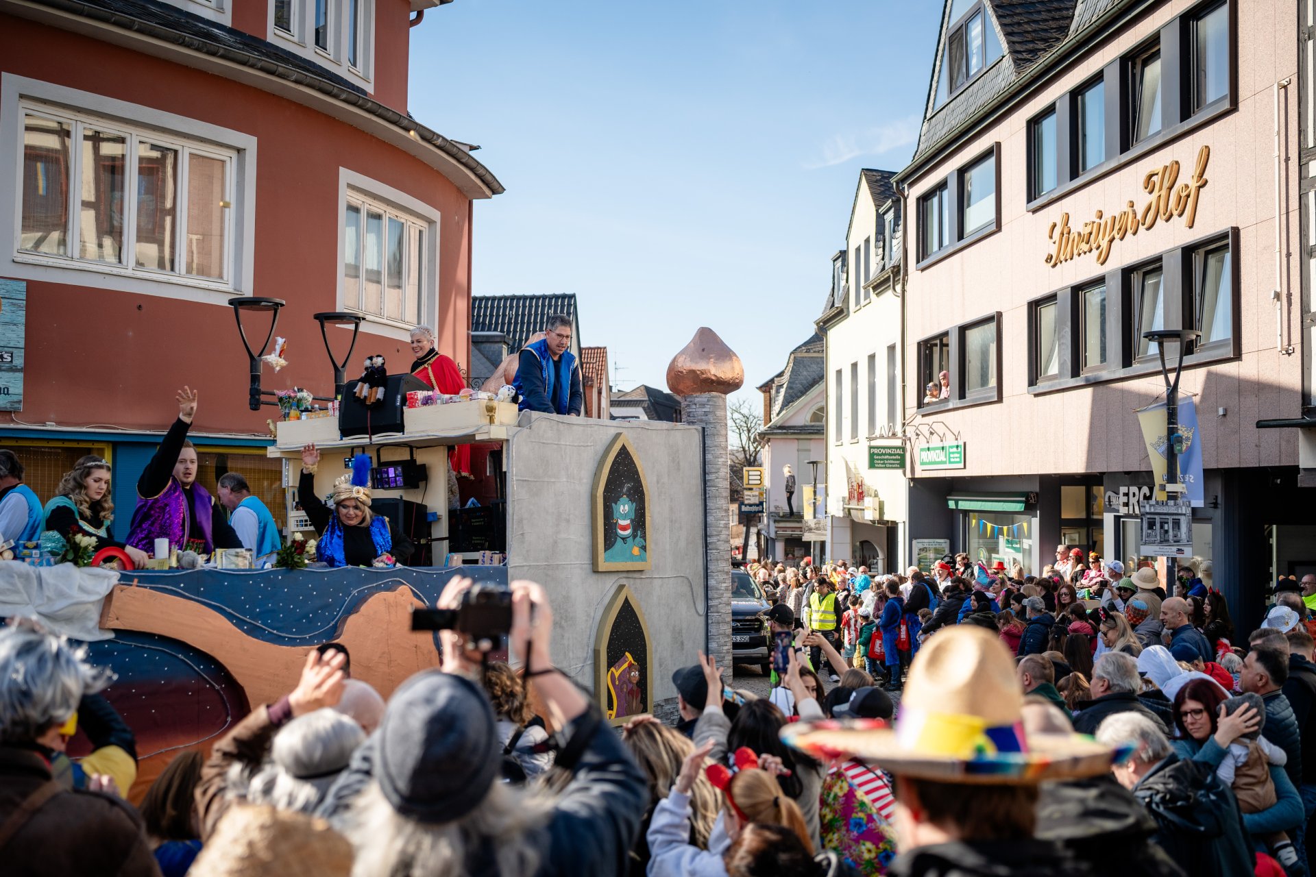 Das Foto zeigt eine Szene aus dem Karnevalsumzug in Sinzig an Veilchensdienstag 2025.