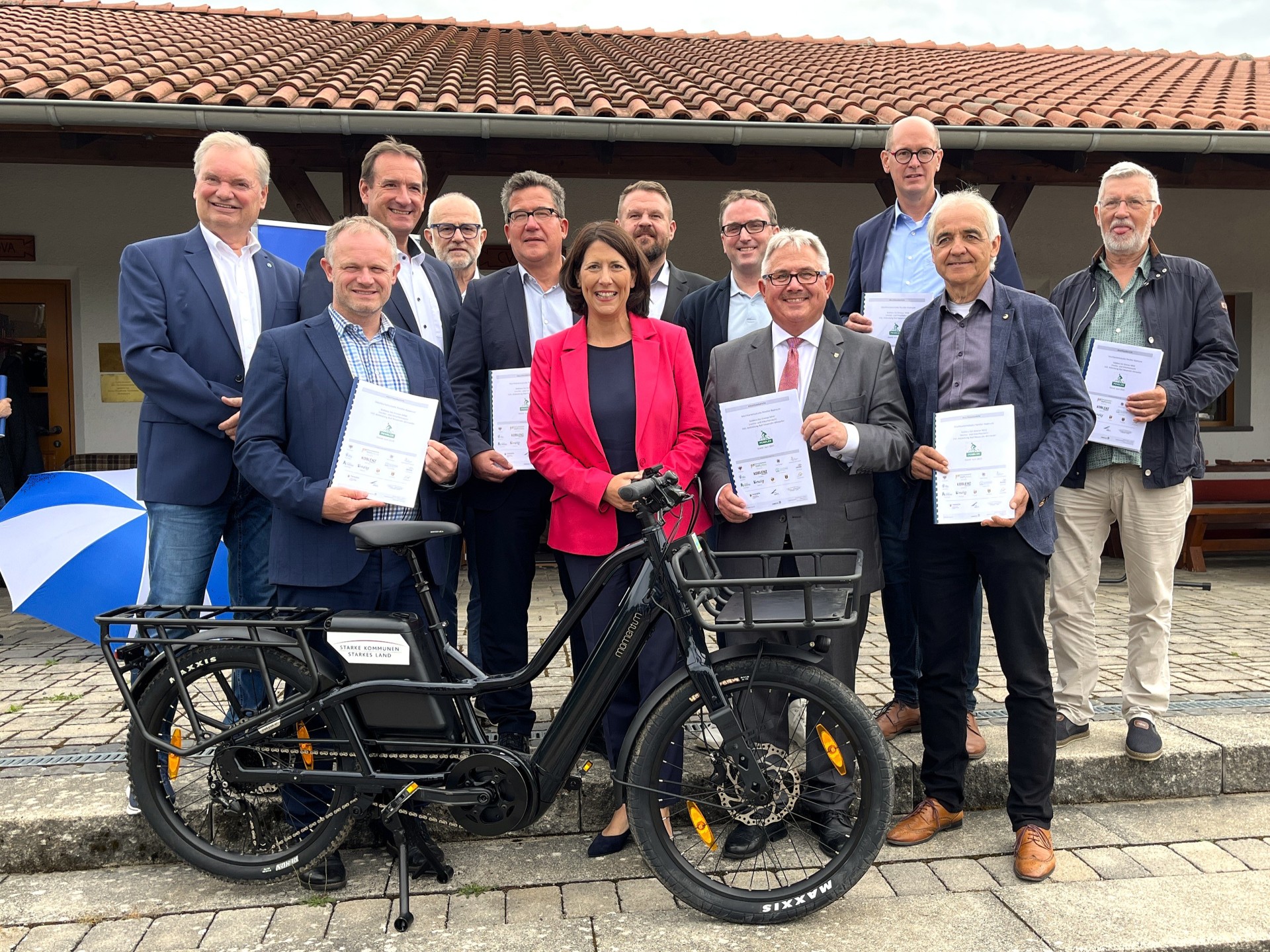 Vorstellung der Machbarkeitsstudie Pendler-Radwege Das Foto zeigt Ministerin Schmitt mit den Vertretern der beteiligten Kommunen.