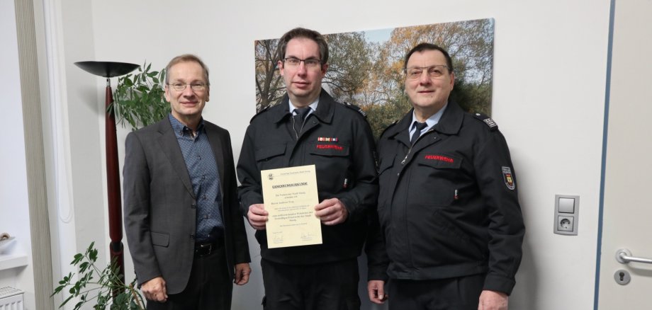 Seine Ernennungsurkunde erhielt Andreas Trog (Mitte) von Bürgermeister Andreas Geron (l.) und Wehrleiter Andreas Braun (r.). Das Foto zeigt Andreas Trog mit Sinzigs Bürgermeister Andreas Geron und dem Wehrleiter der Stadt Andreas Braun.