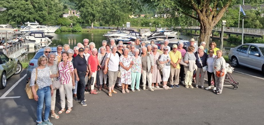 Das Foto zeigt Sinziger Senioren und Seniorinnen auf ihrem Ausflug an die Mosel.