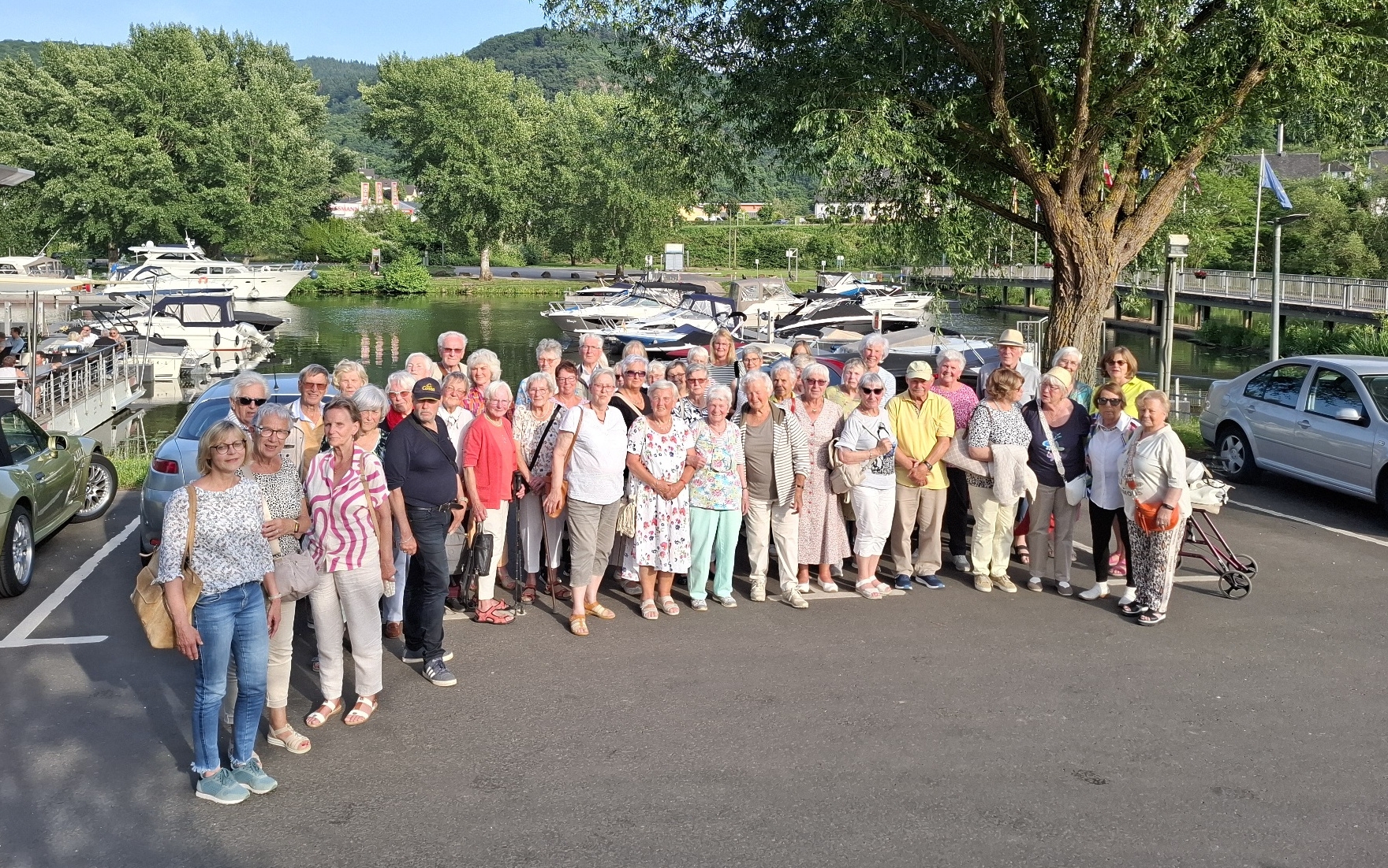 Das Foto zeigt Sinziger Senioren und Seniorinnen auf ihrem Ausflug an die Mosel.