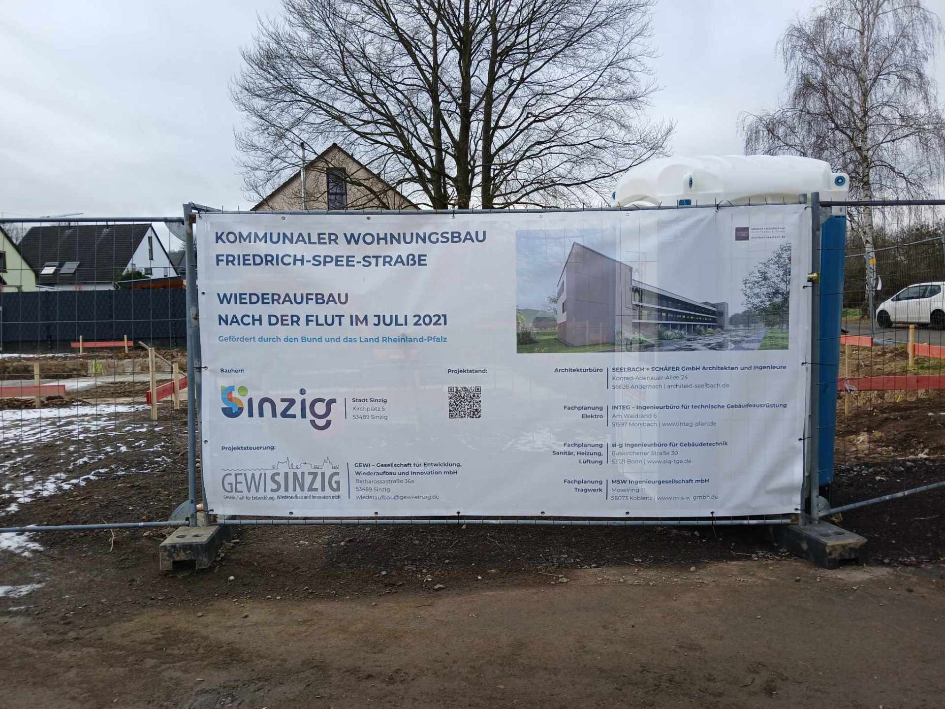 Das Foto zeigt das offizielle Bauschild für das Wiederaufbauprojekt Friedrich-Spee-Straße.