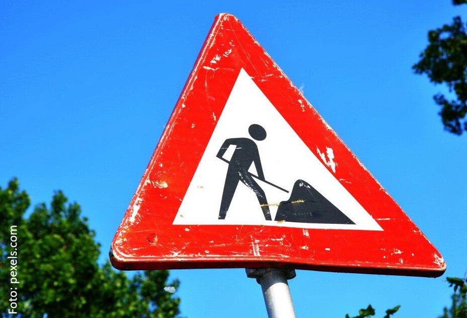 Das Foto zeigt ein Warnschild für Bauarbeiten.