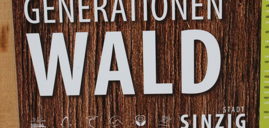 Das Foto zeigt ein Hinweisschild zum Sinziger Generationenwald.