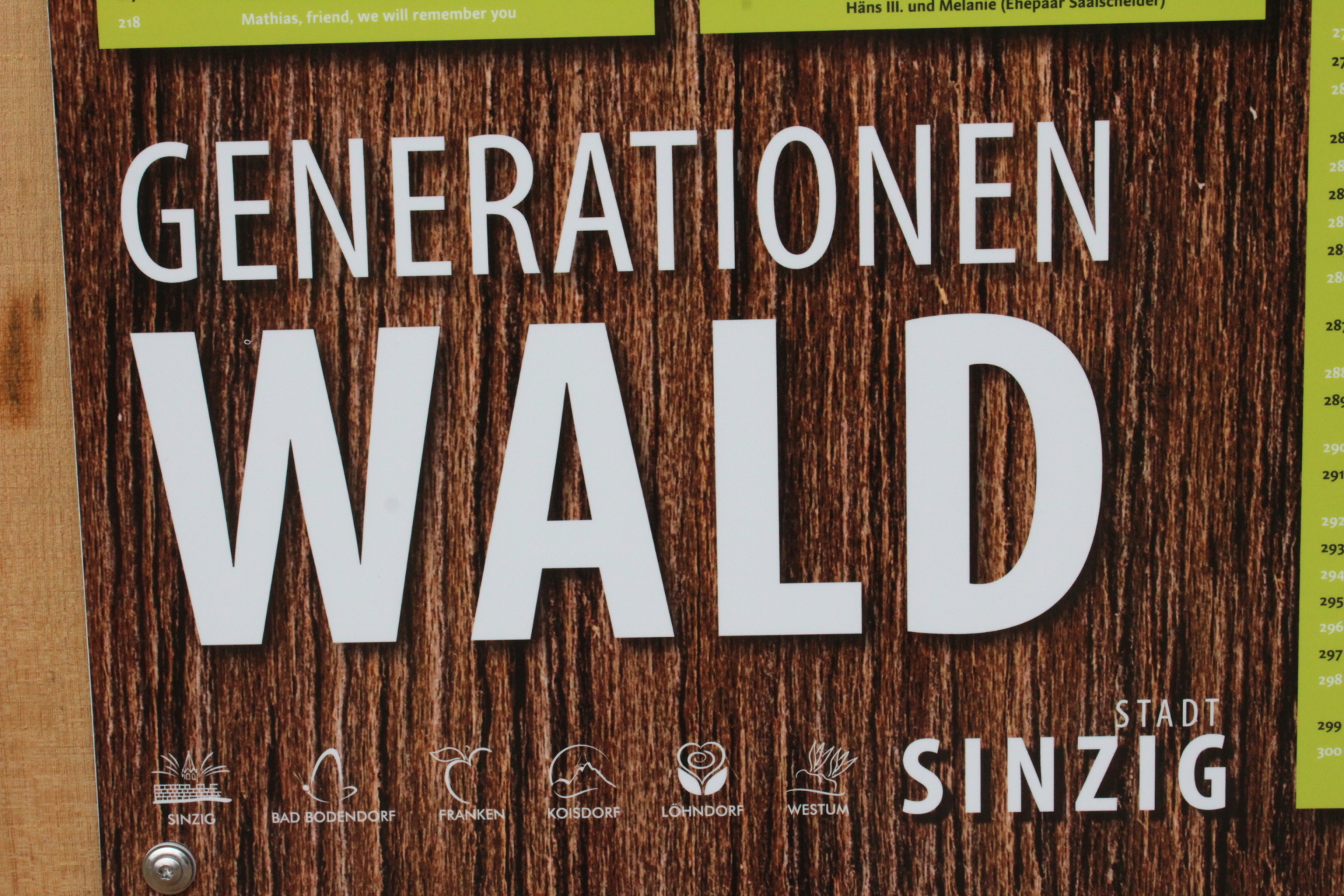 Das Foto zeigt ein Hinweisschild zum Sinziger Generationenwald.