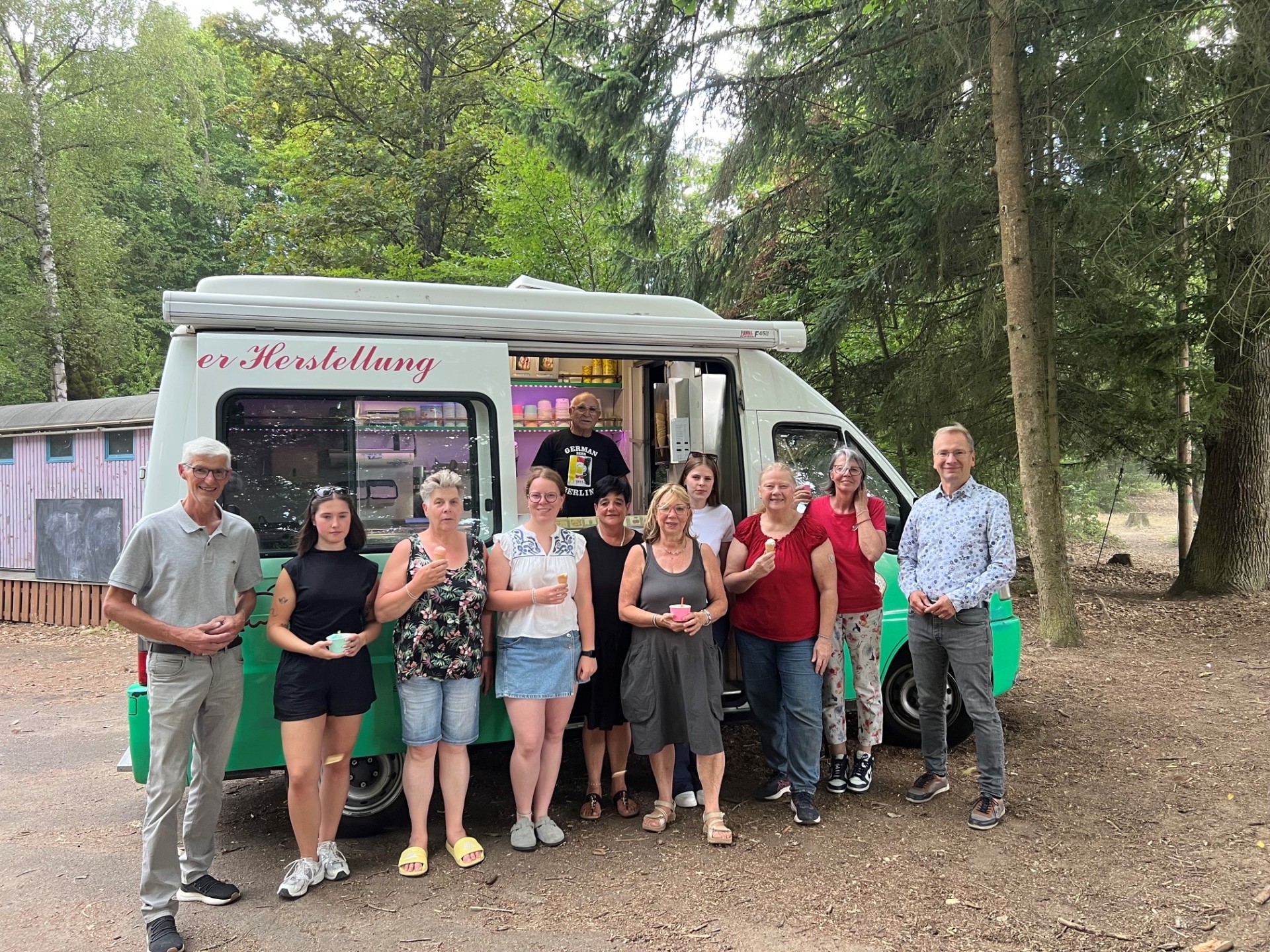 Das Foto zeigt den Bürgermeister, den Orstvorsteher und die Betreuerinnen vor dem Eiswagen.