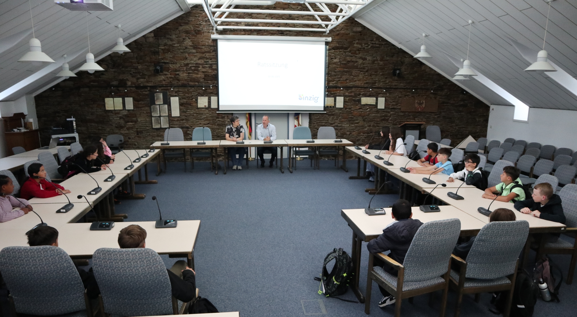 Das Foto zeigt Schülerinnen und Schüler im Ratssaal der Stadt Sinzig anlässlich des Tages der Demokratie.
