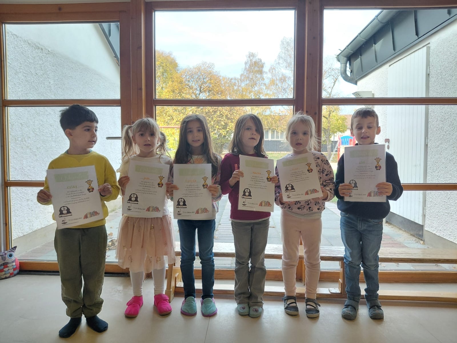 Das Foto zeigt die Vorschulkinder der Kita Storchennest mit ihren Büchereiurkunden.