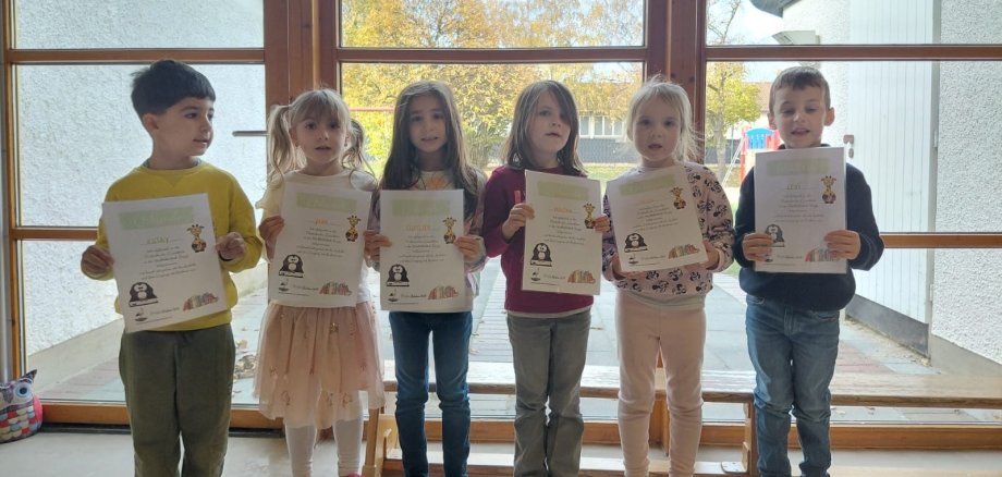Büchereiführerschein für Vorschulkinder der Kita Storchennest Das Foto zeigt die Vorschulkinder der Kita Storchennest mit ihren Büchereiurkunden.