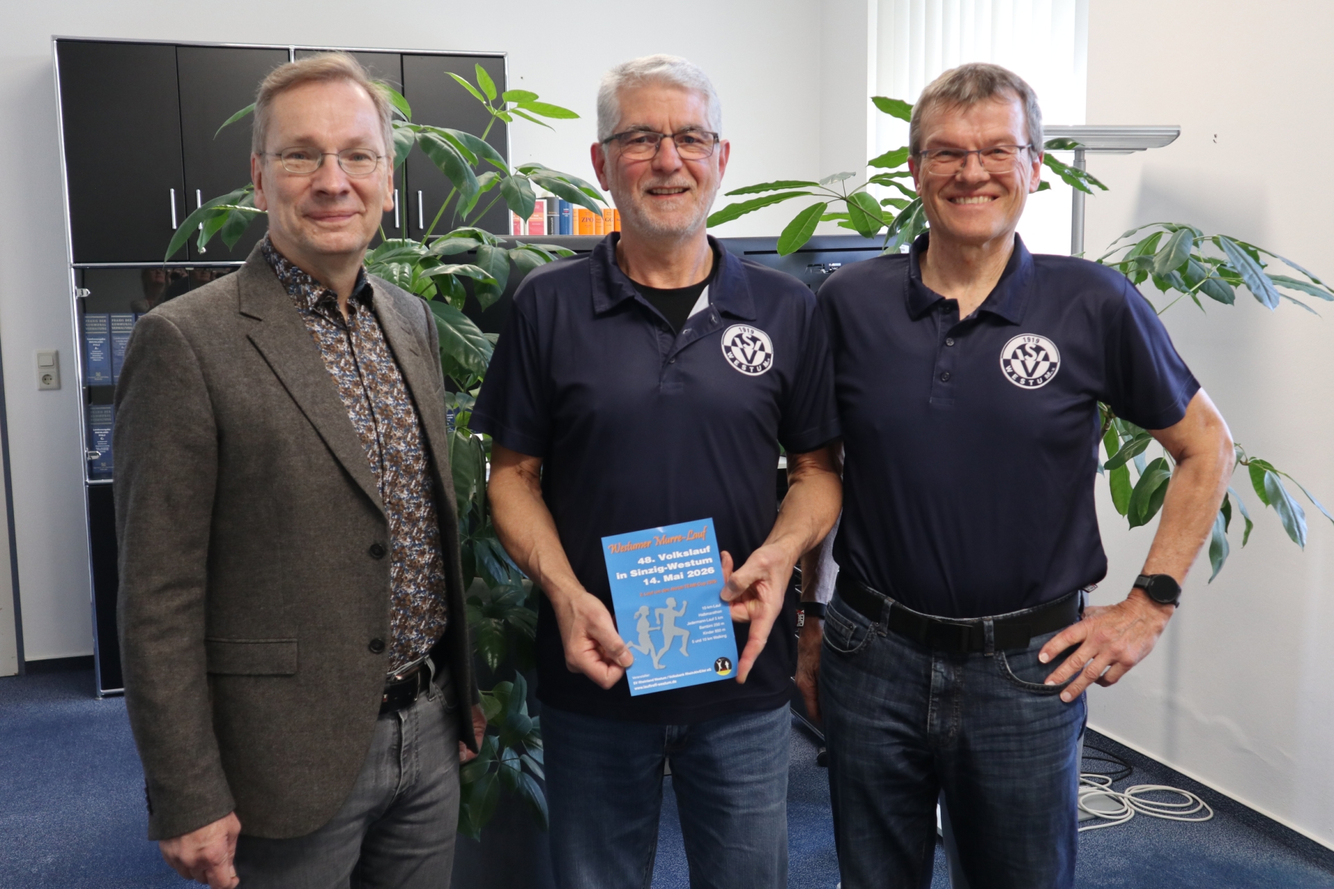 Das Foto zeigt Bürgermeister Andreas Geron, Bernhard Schmitz und Günter Schneider vom Lauftreff Westum.