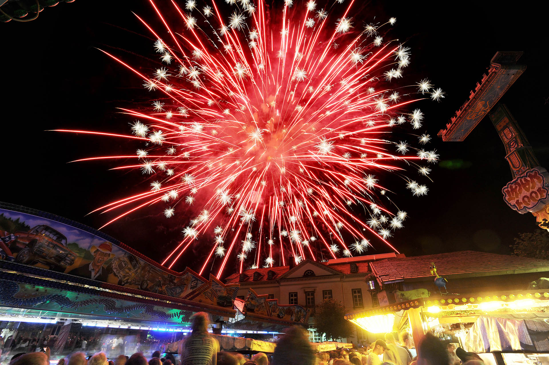Das Foto zeigt das Feuerwerk zum Abschluss der Sinziger Kirmes.
