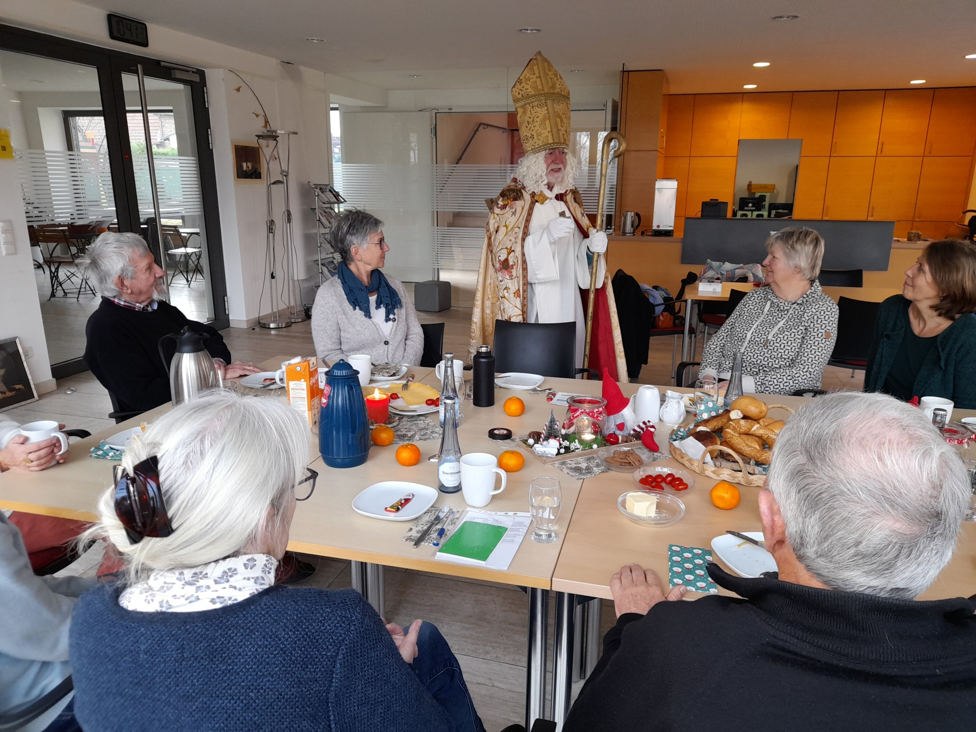 Das Foto zeigt den Besuch des Nikolauses bei den Ehrenamtlichen der Nachbarschaftshilfe.
