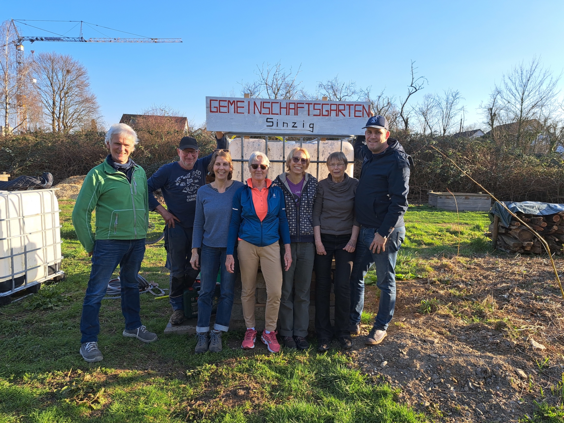 Das Foto zeigt die Gartenfreunde mit Guido Hensler vom Spendenshuttle.