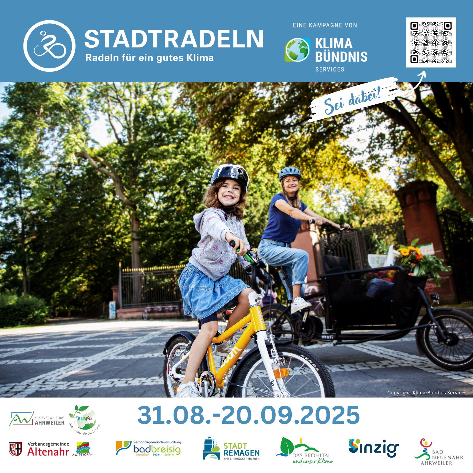 Das Foto zeigt zwei Personen auf Fahrrädern.