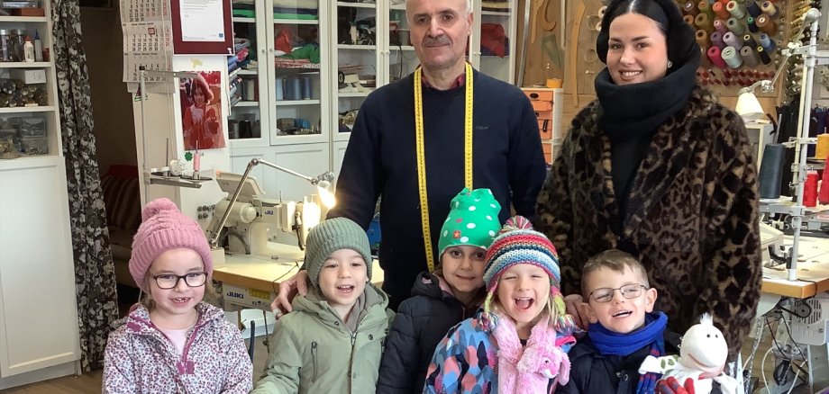 Die Superhelden der Kita Spatzennest Das Foto zeigt Kita-Kinder mit Herrn Kasouha.