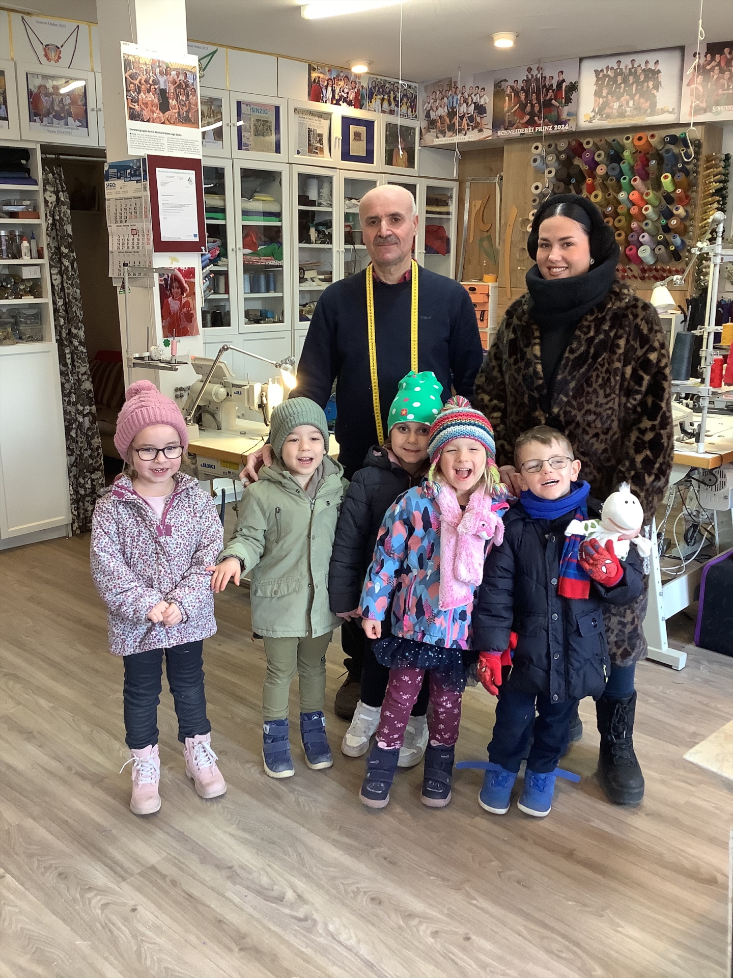 Das Foto zeigt Kita-Kinder mit Herrn Kasouha.