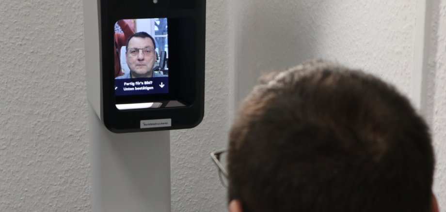 Digitale Passbilder im Rathaus anfertigen Das Foto zeigt die Anwendung der neuen Passbildkamera im Sinziger Rathaus