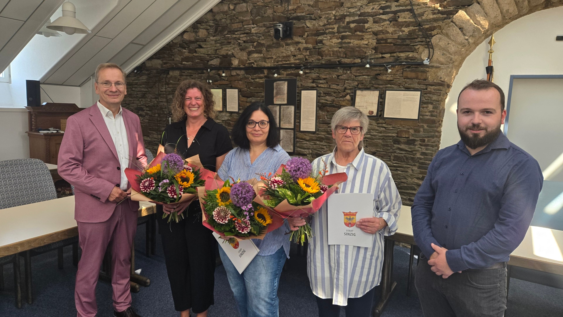 Das Foto zeigt Bürgermeister Andreas Geron (l.) und Bernhard Wördehoff, stellv. Vorsitzender des Personalrates für den Bereich Verwaltung/Technik (r.), die Maren Oster, Jutta Knust und Elvira Seul (v.l.) herzlichst zum Dienstjubiläum gratulieren. 