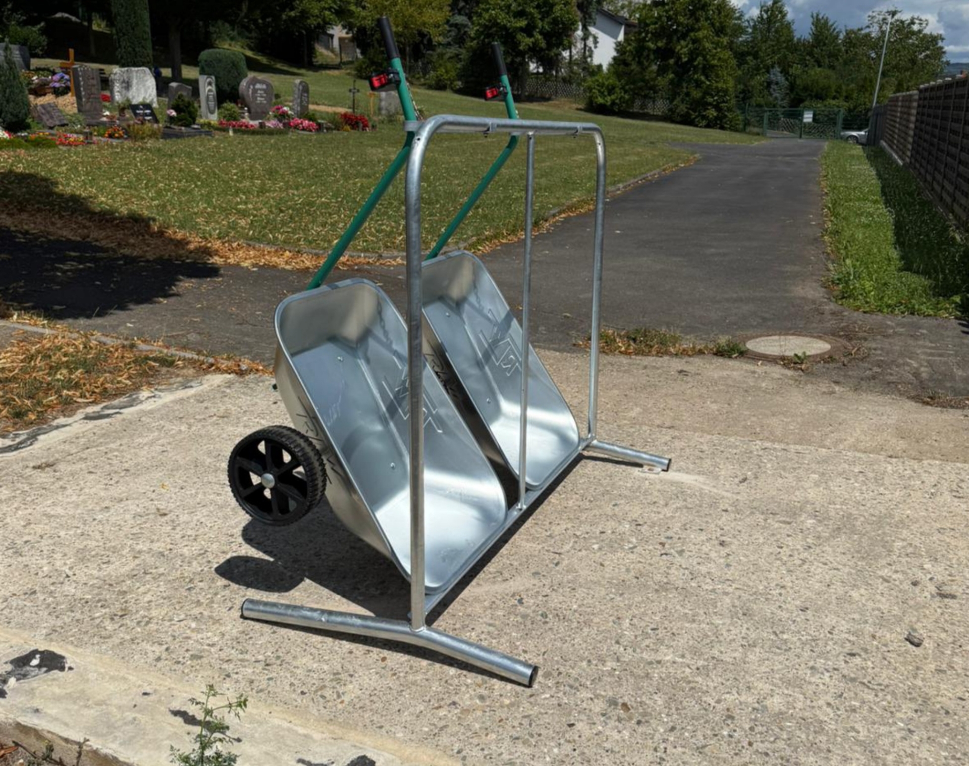 Das Bild zeigt die neuen Friedhofskarren für den Friedhof in Westum.