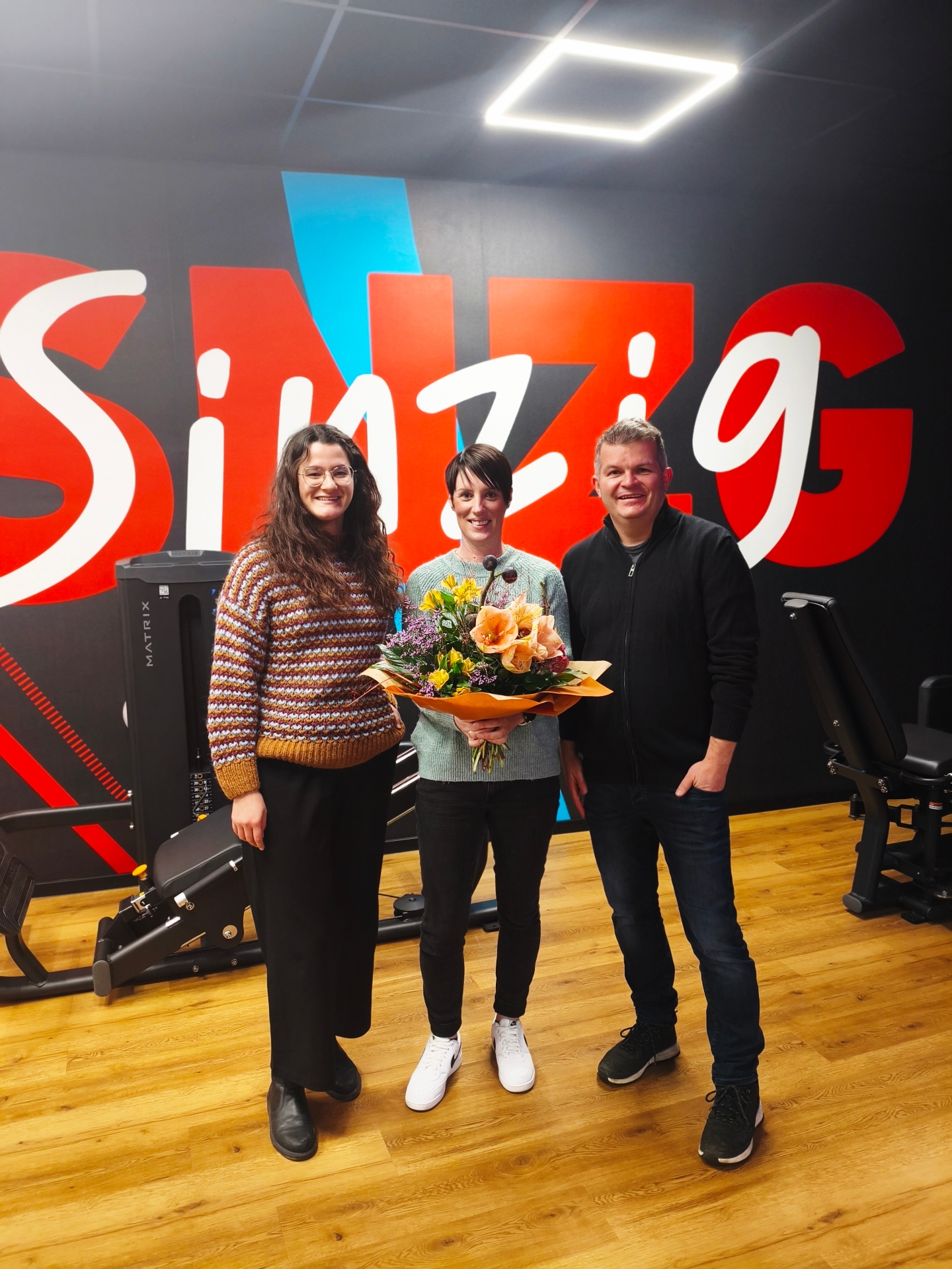 Das Foto zeigt Daniela Başar, Gründerin des Sinziger Frauenfitnessstudio, mit Maike Mostert und Oliver Göbel von der Stadtverwaltung Sinzig.
