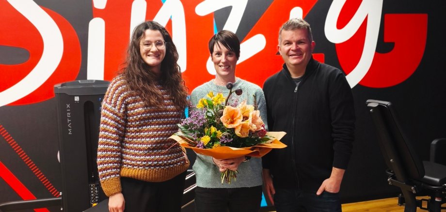 Ein reines Frauenfitnessstudio mitten in Sinzig Das Foto zeigt Daniela Başar, Gründerin des Sinziger Frauenfitnessstudio, mit Maike Mostert und Oliver Göbel von der Stadtverwaltung Sinzig.