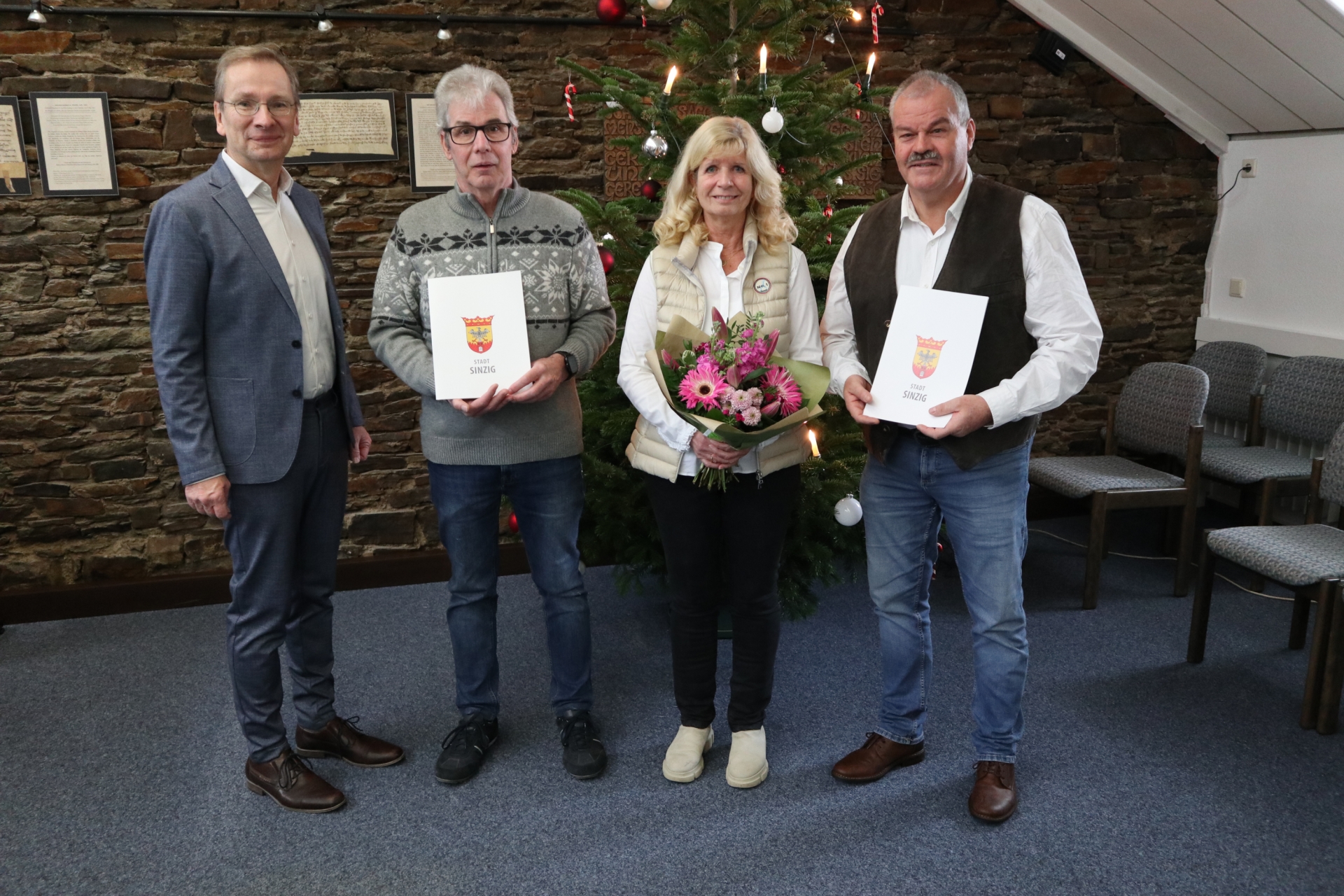 Bürgermeister Andreas gratulierte Guido Klemp zum Dienstjubiläum und verabschiedete Doris Schmidt-Berg und Helmut Feldhoff in den Ruhestand.
