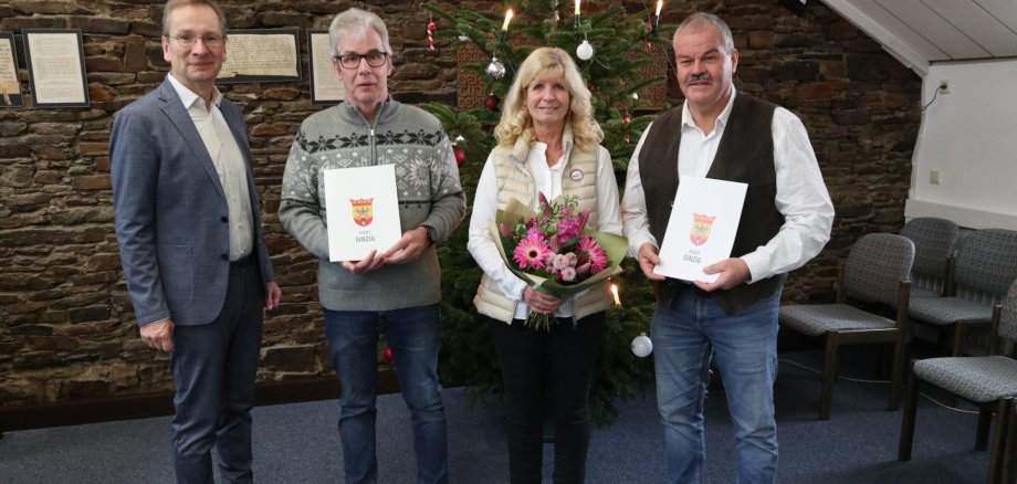 Bürgermeister Andreas gratulierte Guido Klemp zum Dienstjubiläum und verabschiedete Doris Schmidt-Berg und Helmut Feldhoff in den Ruhestand.