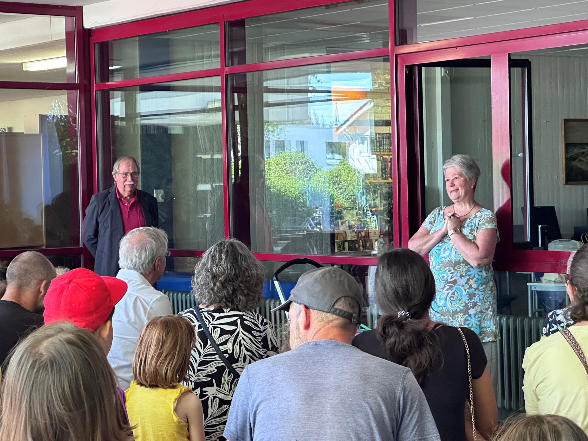 Erfolgreicher Lesesommer in Sinzig Das Foto zeigt Sinzigs Beigeordneter Volker Thormann (l.) gemeinsam mit der Leiterin der Stadtbibliothek Waltraut Thormann (r.), die die Ehrung der fleißigen Leserinnen und Leser übernahmen.