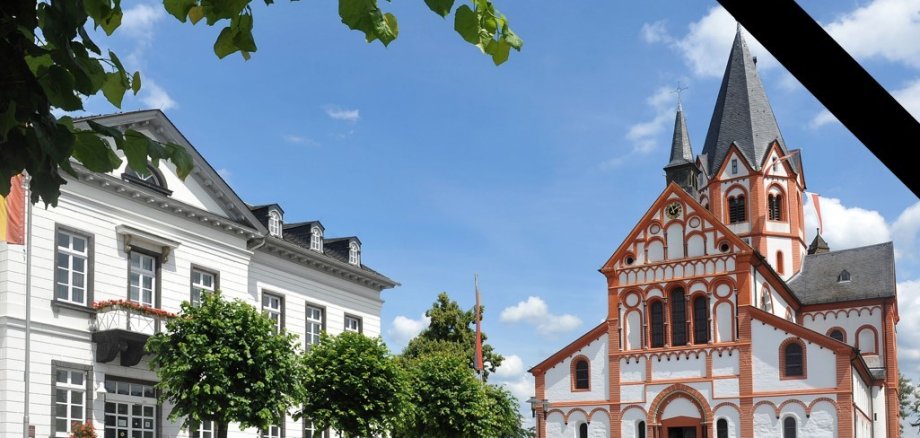 Das Foto zeigt das Rathaus und die Kirche St. Peter und ist mit einem Trauerflor versehen.