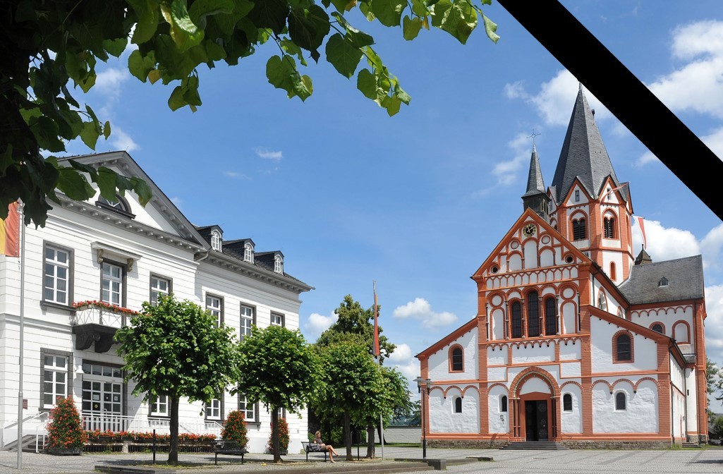 Das Foto zeigt das Rathaus und die Kirche St. Peter und ist mit einem Trauerflor versehen.