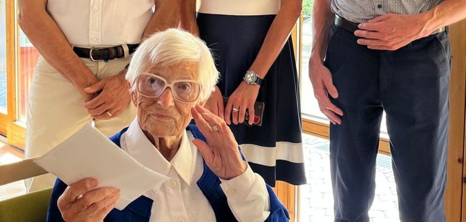 Das Bild zeigt die Jubilarin Margot Löffler mit ihren Gratulanten.