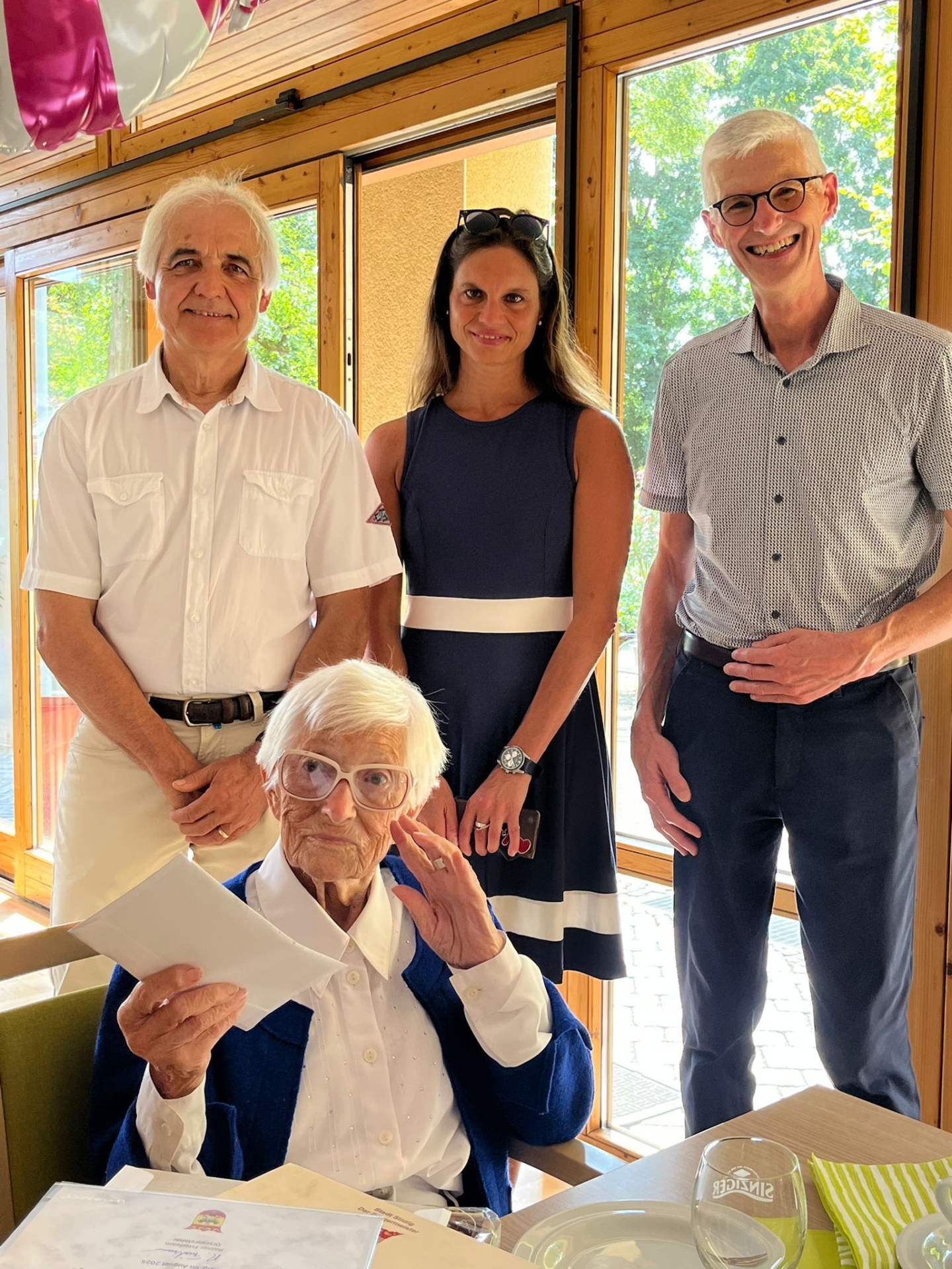 Das Bild zeigt die Jubilarin Margot Löffler mit ihren Gratulanten.