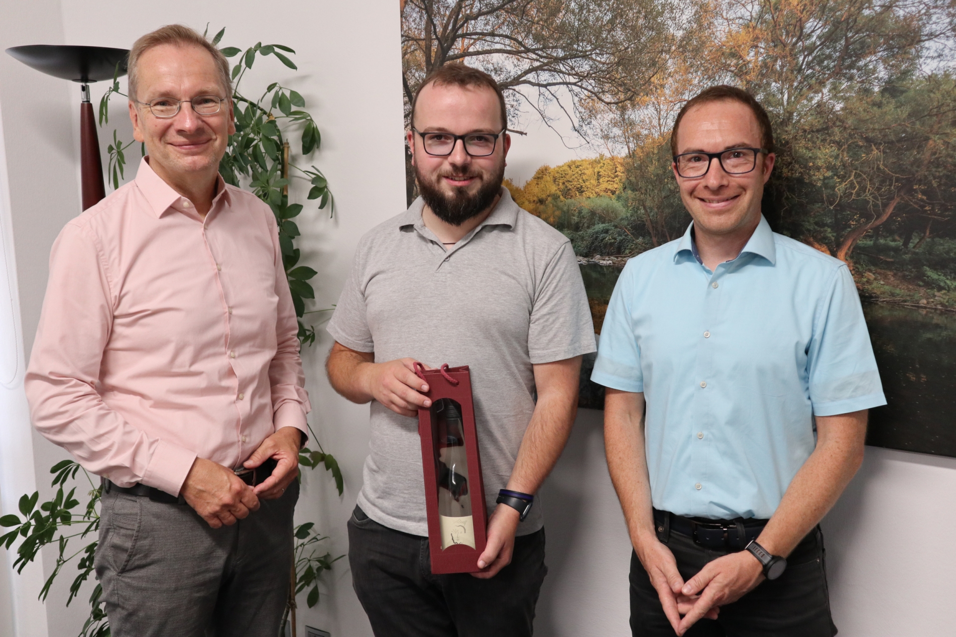 Das Foto zeigt Bürgermeister Andreas Geron und Bauamtsleiter Marco Knieper, die Bernhard Wördehoff zur bestandenen Prüfung gratulieren.