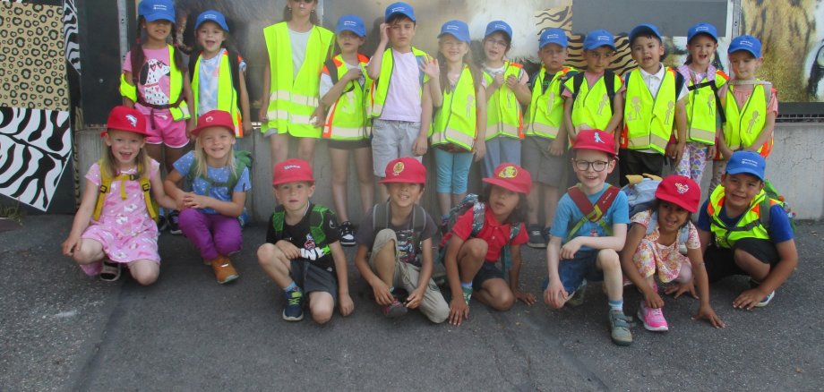 Das Foto zeigt die Vorschulkinder der Kita „Storchennest“ und der Kita „Max“ bei ihrem Ausflug in den Zoo in Neuwied.