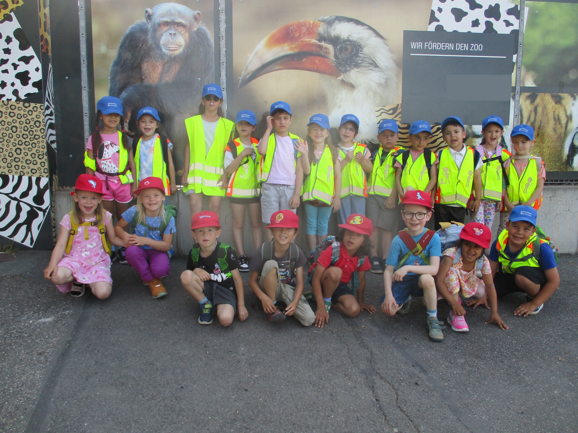 Das Foto zeigt die Vorschulkinder der Kita „Storchennest“ und der Kita „Max“ bei ihrem Ausflug in den Zoo in Neuwied.