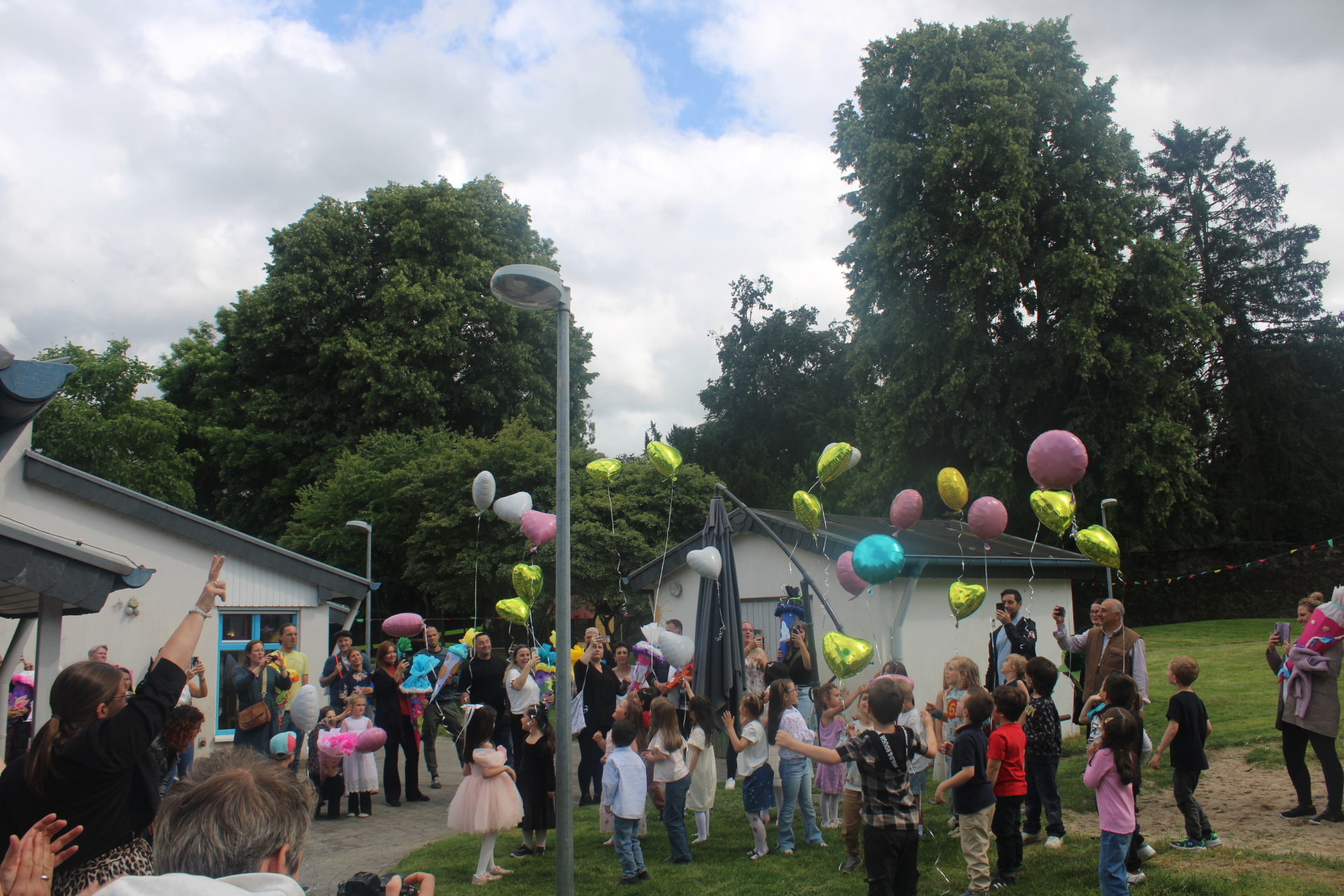 Gemeinsam ließen die Kinder bunte Luftballons in den Himmel steigen und verabschiedeten damit symbolisch ihre Kita-Zeit.