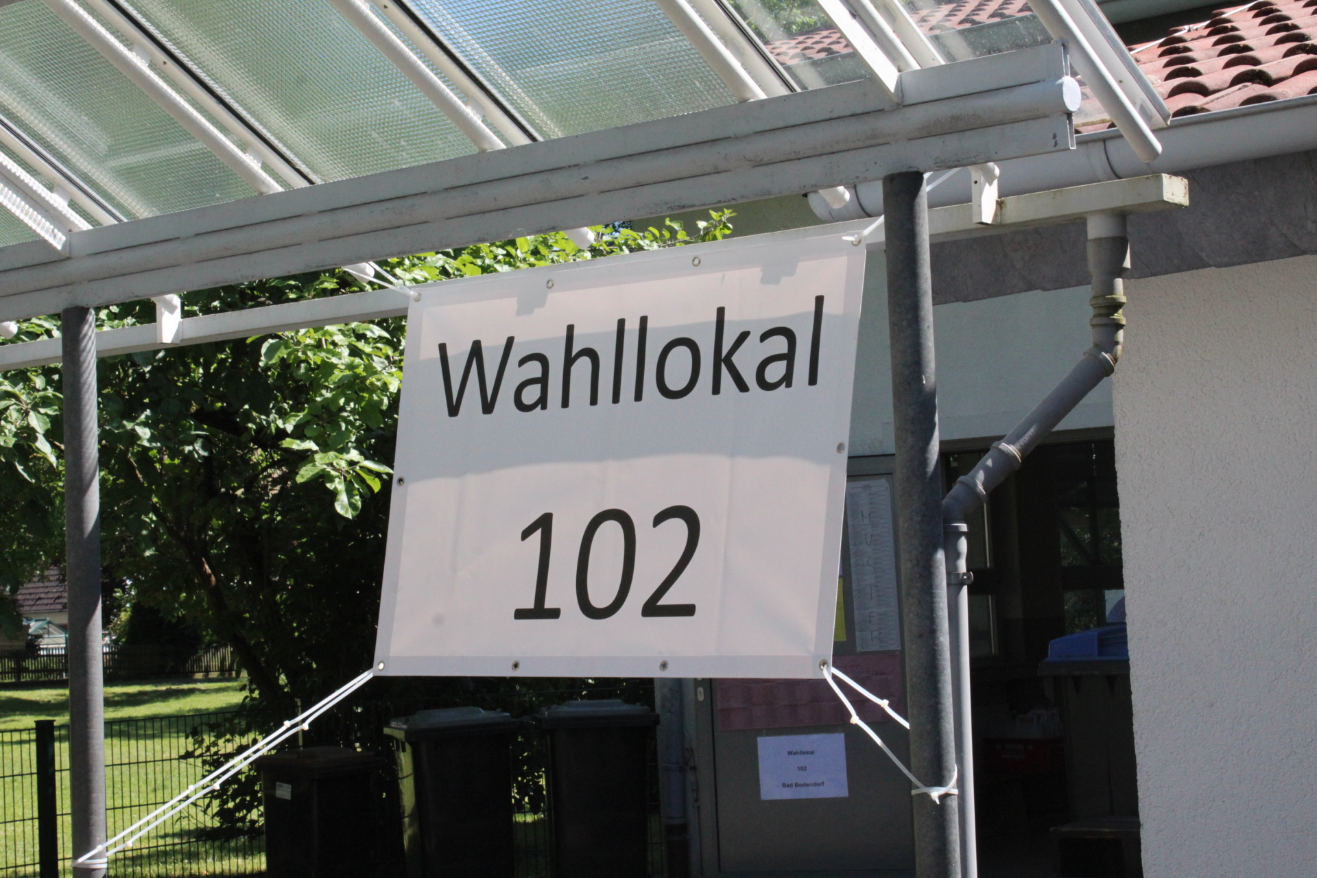 Das Foto zeigt das Eingangsschild zum Wahllokal 102
