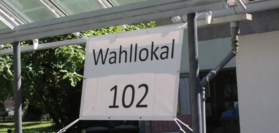 Das Foto zeigt das Eingangsschild zum Wahllokal 102