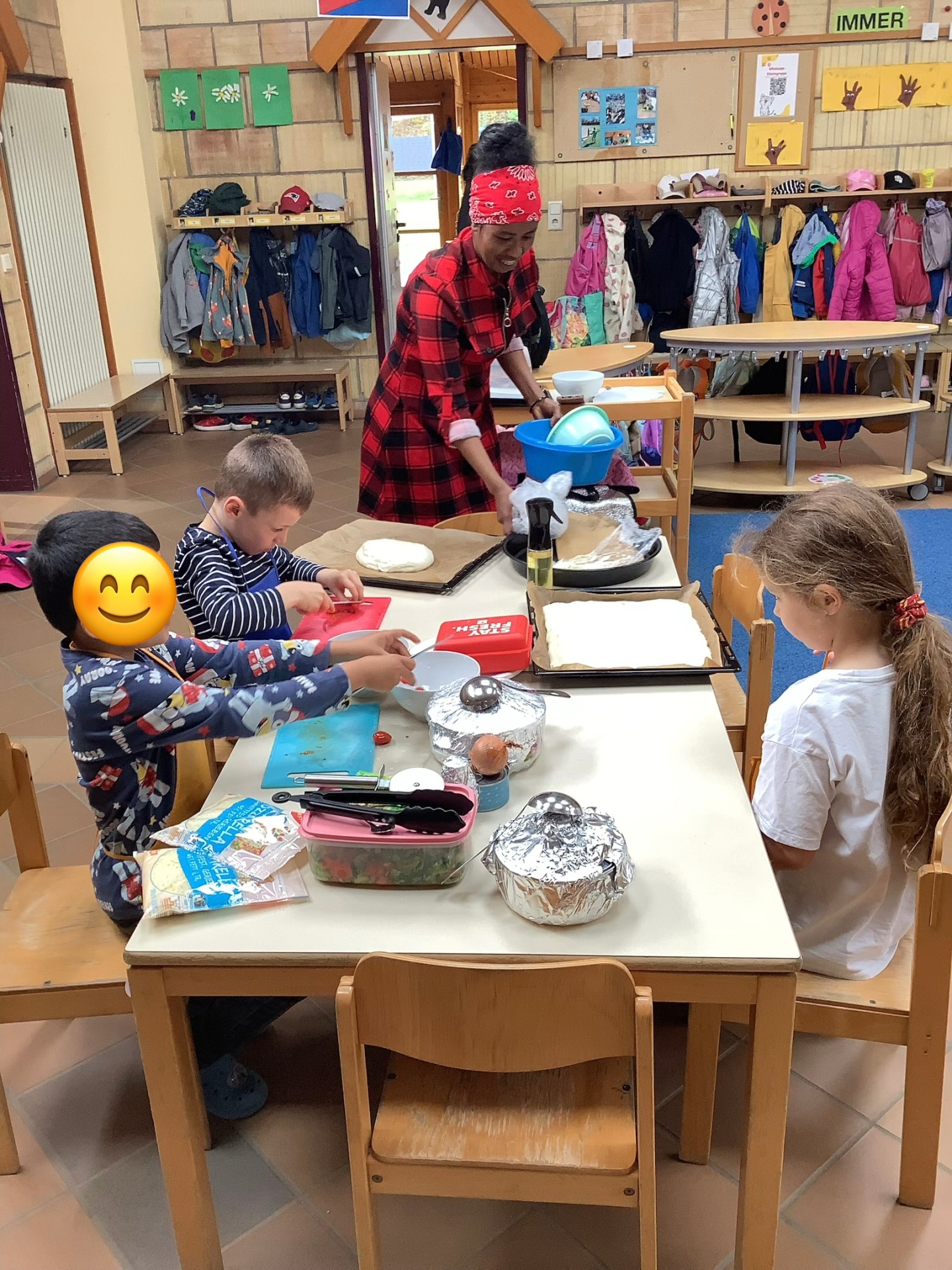 Das Foto zeigt Kinder der Kita Storchennest beim Kochen mit Frau Abraham.