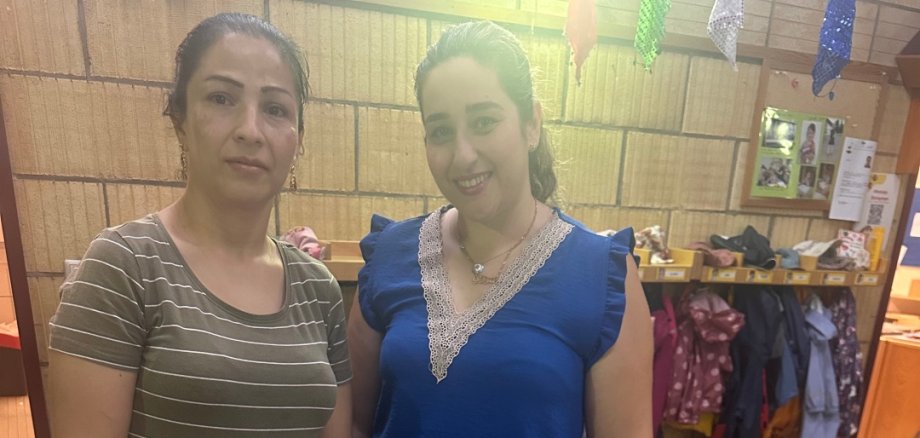 Das Foto zeigt Frau Younan und Frau Khalil, zwei Mütter der Sinziger Kita Storchennest.