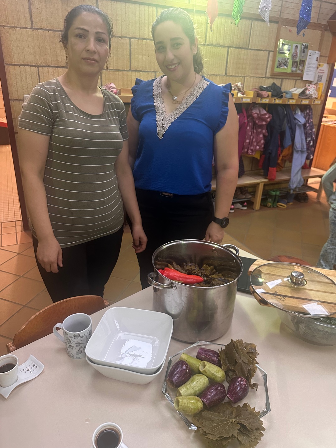 Das Foto zeigt Frau Younan und Frau Khalil, zwei Mütter der Sinziger Kita Storchennest.