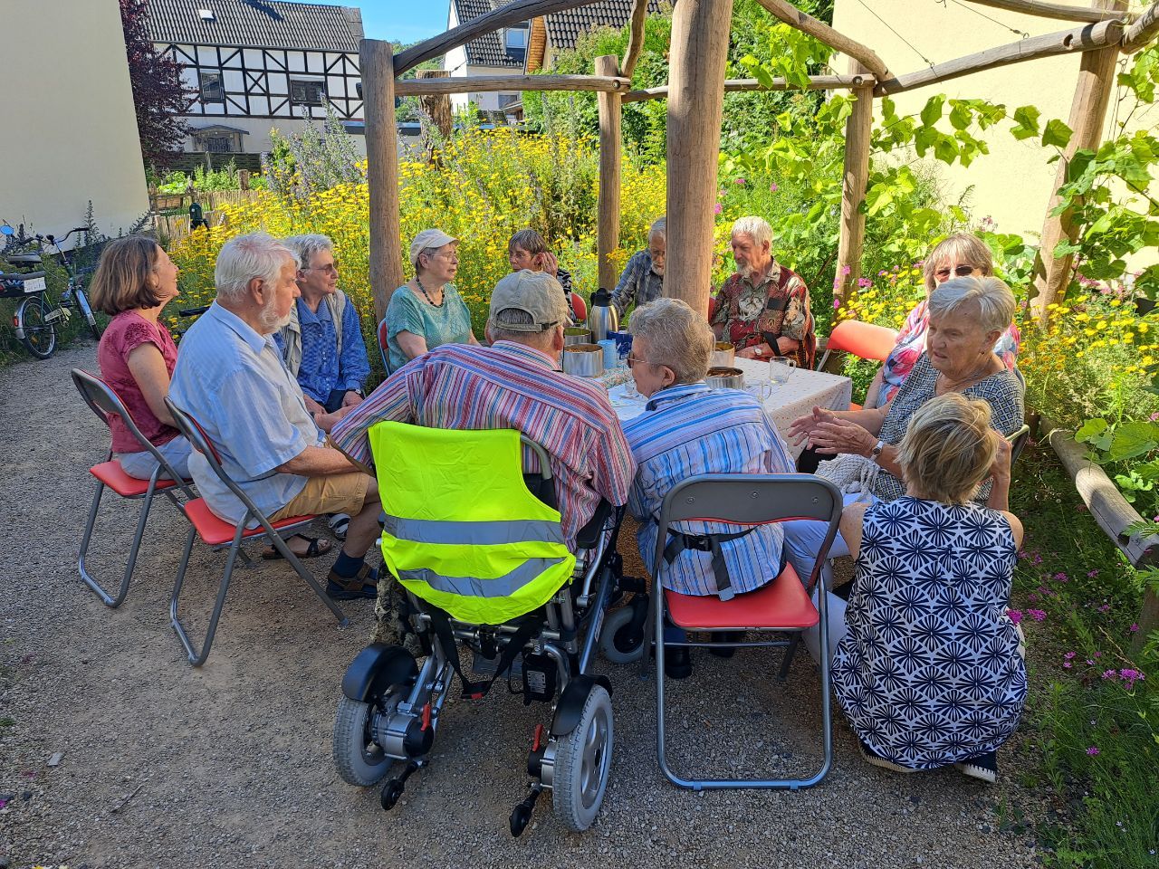 Das Foto zeigt die Teilnehmer des Klapp-Cafés im PikoPark. 