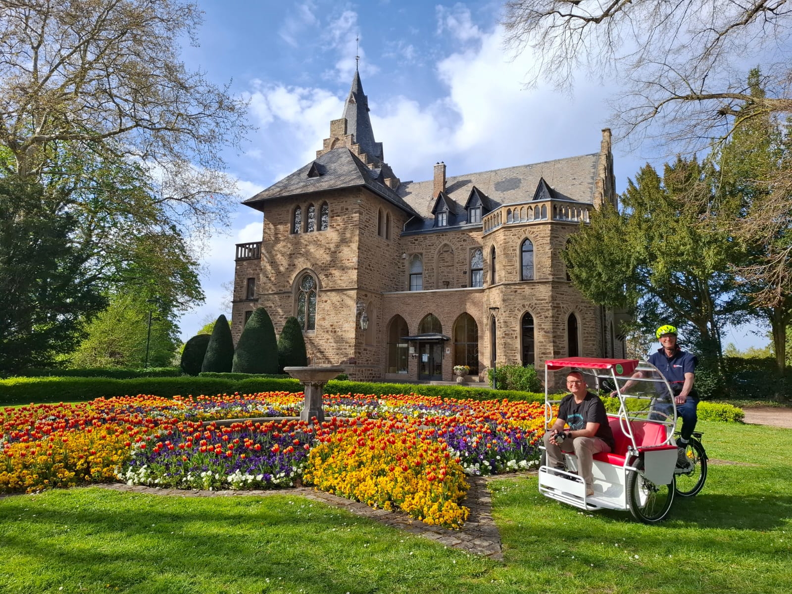 Das Foto zeigt eine Rikscha vor dem Sinziger Schloss.