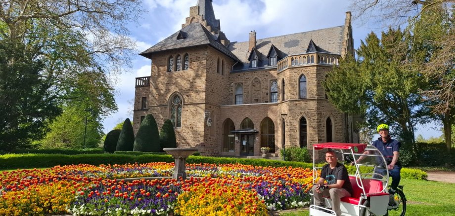 Das Foto zeigt eine Rikscha vor dem Sinziger Schloss.